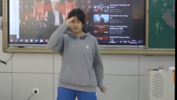 Saat gadis pendiam di kelas menari mengikuti lagu "Super" SVT di pesta Tahun Baru...