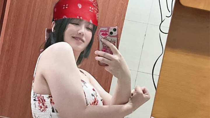 Gadis kecil yang ceria dan ramah