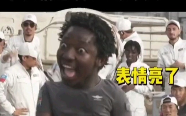 【الأرض المتجولة 2】 لا أحد يستطيع التحمّل! هذا الشاب مضحك بجنون ههههه