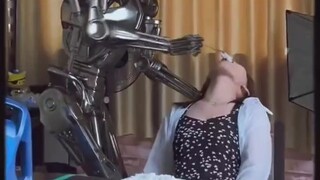 Robot terminator sedang makan