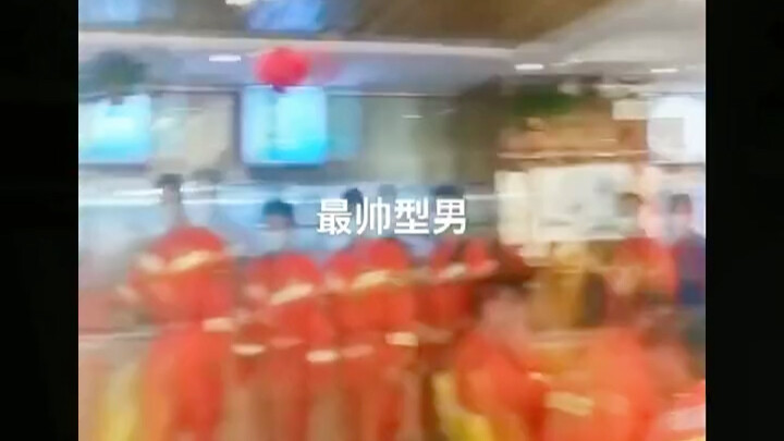 暖心! 广西藤县一饭店老板请救援战士们免费用餐。