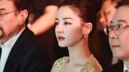 Sự khác biệt giữa ảnh gốc và ảnh đã chỉnh sửa của Địch Lệ Nhiệt Ba: Sao cảm giác ảnh gốc lại đẹp hơn