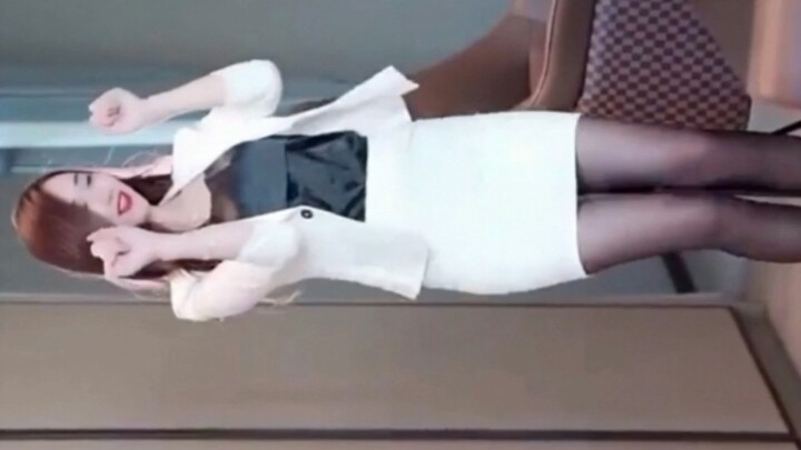 欢快的跳起来。