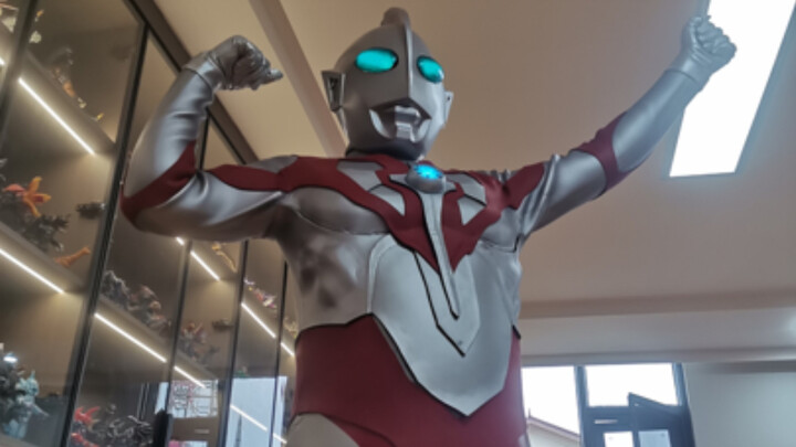 Flying otaku special effects fan, spent 8000 yuan to buy the Millennium Ultraman suit, but the size 