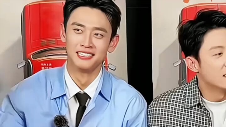 Wang Tianchen ketakutan setengah mati melihat poster dirinya sendiri