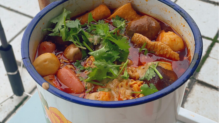 On a rainy day, let’s have a bowl of mala tang!