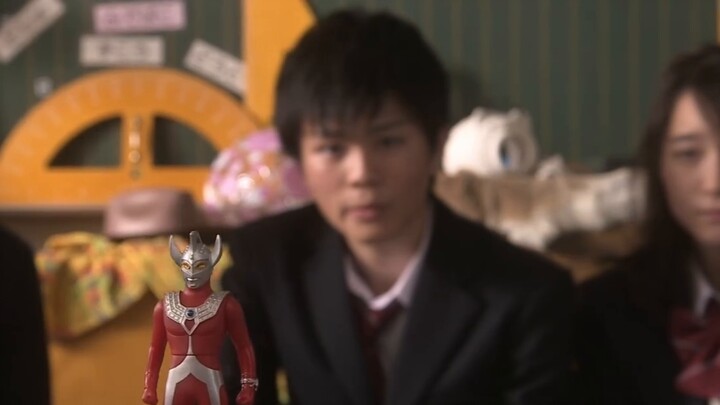 Tidak peduli seberapa besar Anda, galaksi selalu lebih besar dari Anda! Ultraman Galaxy harus dikelu