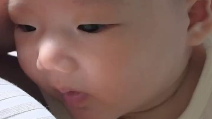 Bayi empat bulan akhir-akhir ini tidak mau minum susu dengan baik, sudah memasuki fase bosan minum s