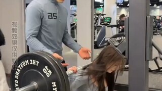 当女子健身时的极限，是男子热身重量时……男子：这不是轻轻松松吗？
