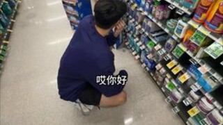 How a male college student in Chengdu should handle rude requests at the supermarket