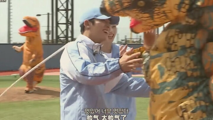 Wen Junni: I love it so much—can I try it on, hahaha?