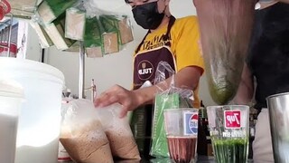 ลูกค้าเร่งรีบแม่ค้าพ่อค้าเร่งมือชงไม่หยุดค่ะกาแฟถุงกระดาษหอมเข้ม👍