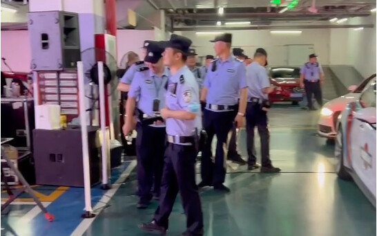 Paman membawa pergi pot-pot tanaman itu