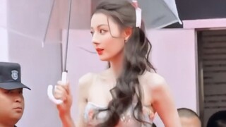 笑死！没去VOGUE盛典走秀，品牌方直接在活动现场让她走红毯！！