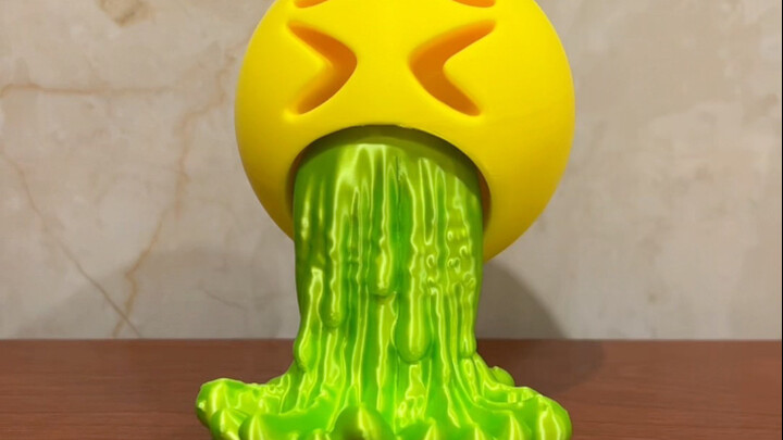 Đồ do chồng in 3D, cái nào cũng trừu tượng hơn cái kia