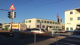 Chelerfrije tram level crossing, Wallisellen, ZH, Switzerland