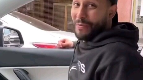 Ngakak, untung aja warna kulitnya nggak berubah.