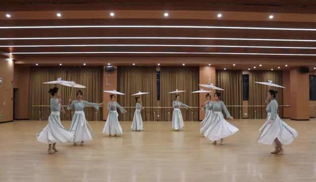 Nữ sinh đại học rảnh rỗi đi chèo thuyền