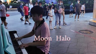 "Moon Halo": เล่นเปียโนข้างถนน