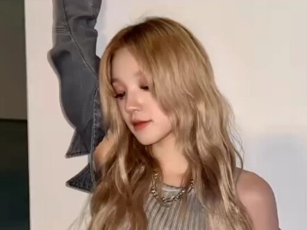 Song Yiqi played a fangirl on Zhang Dada’s livestream—she even did a voice‑to‑voice call with him, p