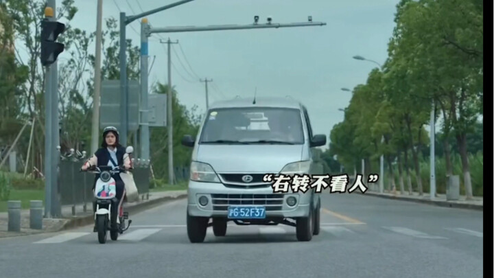 لا تنظر إلى الناس عند الانعطاف يمينًا، انظر جيدًا وتعلم من هذا!