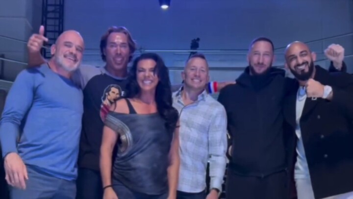 Dali King’s awkward group photo