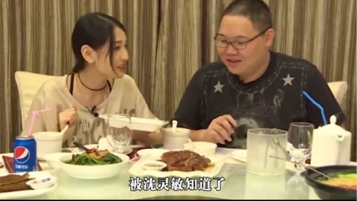 PDD dan seorang gadis makan diam-diam, ketika Shen Liming mengetahuinya, ia langsung memberikan satu