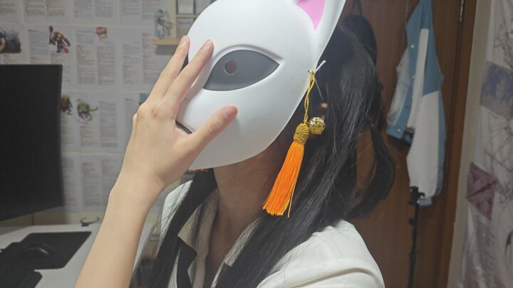 Dia berkata kalian semua tidak pantas melihat wajahnya.