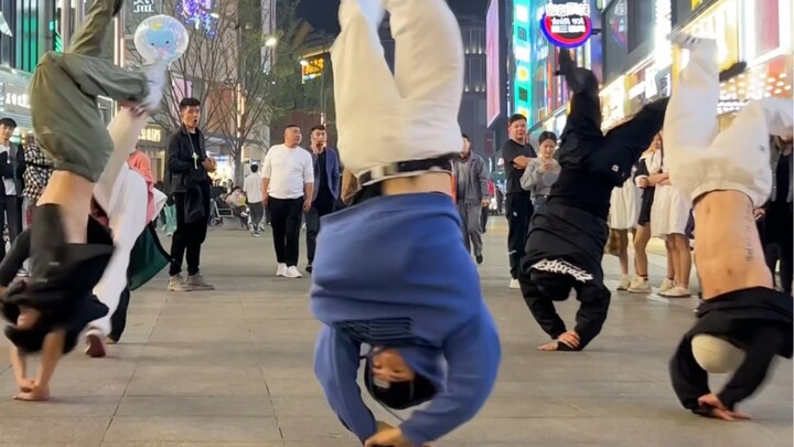 Tarian jalanan keren banget, ini bener-bener bikin nganga!