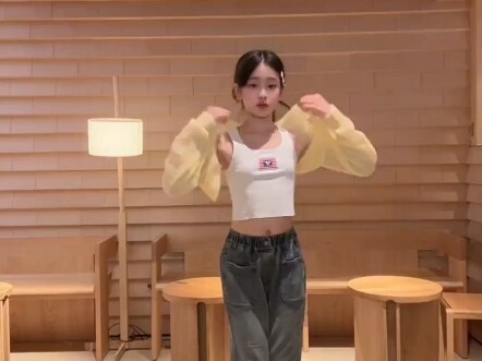 Lá sen non mới nhú đầu nhọn.