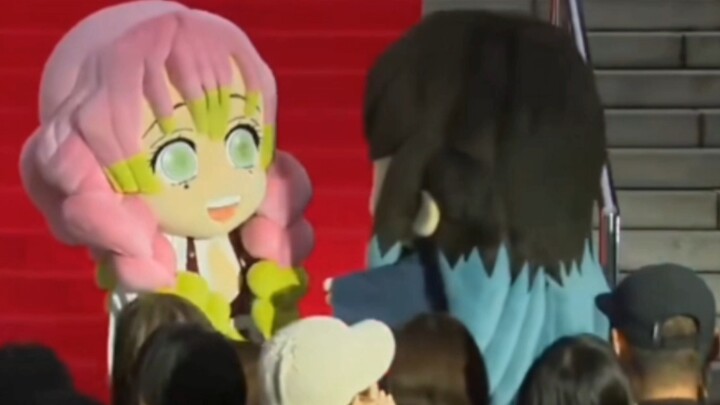 Haha, Thấu Bảo chậm nửa nhịp! Dễ thương quá! “Nói vậy giống như tôi phản ứng chậm chạp ấy.”