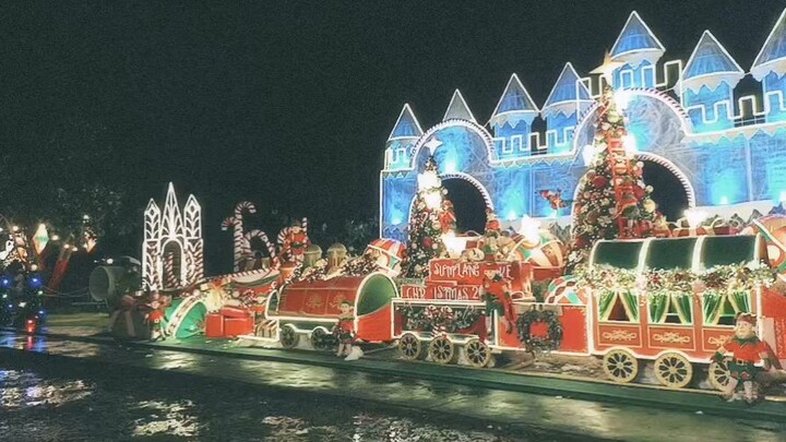 Christmas isn't just a season, it's a feeling.. especially under all these beautiful lights ✨🎀