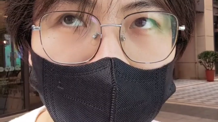 بحثتُ في المركز التجاري عن المرحاض نصف يوم، وعندما وجدته أخيرًا، لم أجرؤ كثيرًا على دخوله.