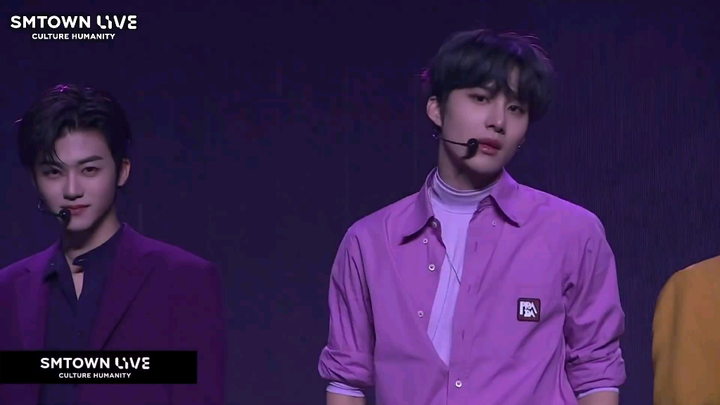 بذلة أرجوانية وشعر أسود، لقد فقدت نفسي تمامًا. عندما يكون الصغير جادًا حقًا، فهو أكثر من اللازم