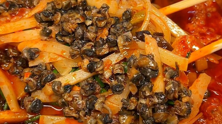 柳州街头螺肉的螺蛳粉，配上各种卤肉绝啦！！