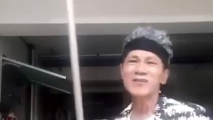 Lin Bei is selling stuff, but you’re just staring at the stick behind him.