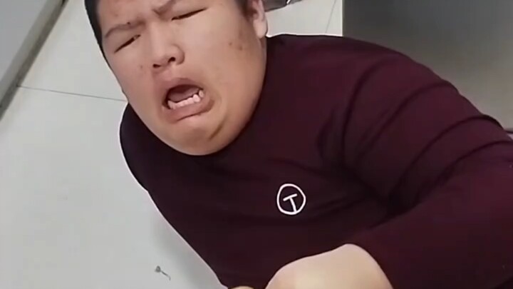 Manzi yang kelaparan mencoba menjinakkan sabun mandi.