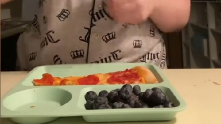 18岁的年轻妈妈有一个2岁的女儿，这是她们的晚餐内容