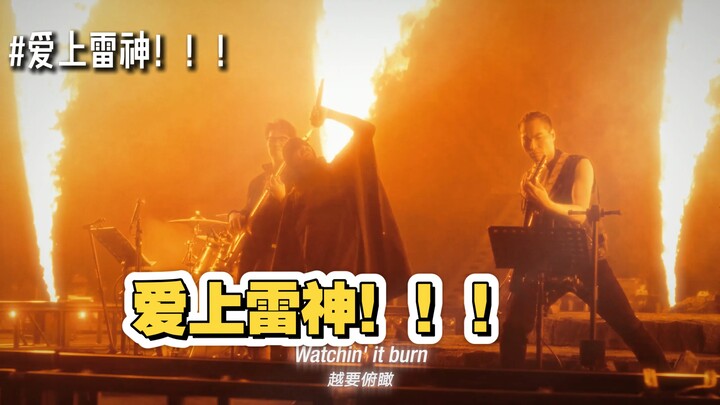 The live fireworks were so exhilarating! After watching, I instinctively gave Nanuk an elbow bump! (
