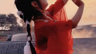 Gió xuân trên con đường cổ, ngựa đỏ lúc hoàng hôn ~ Giống như chạy vào chốn thần tiên, hát theo nhạc