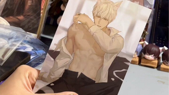 A non-industry bestie sees a thermochromic card for the first time and hilariously teases Director Q