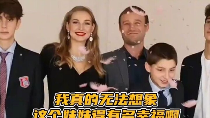 Work’s on pause—I wanna be the second sister-in-law! I honestly can’t even imagine how lucky that li