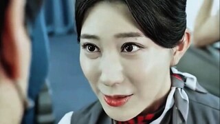 Cô tiếp viên hàng không mặc đồ lót, mà mặc đồ đen, và hỏi hành khách có muốn "Dịch vụ Ice American" 