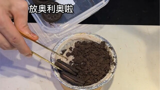 ذهب الكافر إلى السوق الليلي وأكل بودنغ الأرز الناعم والناعم.