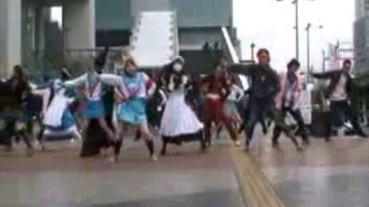 ด้วยจำนวนคนที่น่าทึ่ง เราเต้นรำไปกับเพลง Sunny Good Mood Akihabara หน้าสถานี Akihabara (การแสดงอย่าง