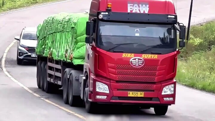 Seberapa kuat sih truk buatan Tiongkok di Indonesia? Malah bisa menarik Mitsubishi kemana-mana!