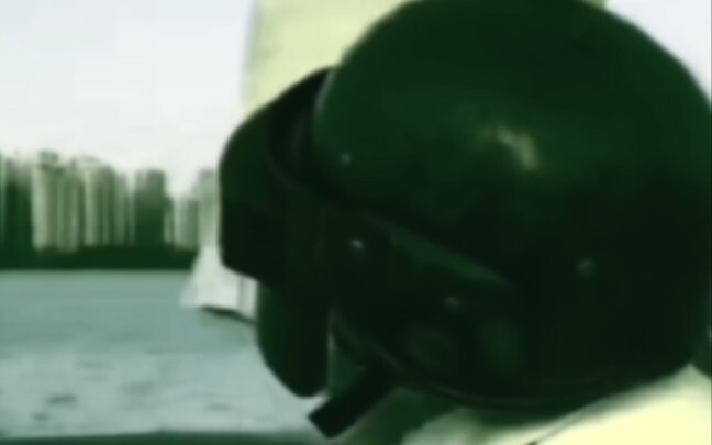 Pria Berbaju Kuning Menari Hingga Mengharukan 1 Miliar Pemain Lama