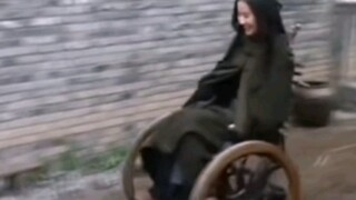 Tôi chết vì cười. Sissi ngồi xe lăn lại trong trạng thái không quan tâm đến chó nữa~ [Bốn thám tử nổ