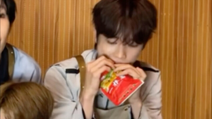 Cheng Can’s reaction after finishing a whole scallion: It’s so delicious he wants to take it back to
