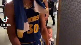 When your dad is freakin Stephen Curry but you’re fanning over Klay Thompson😆🥰